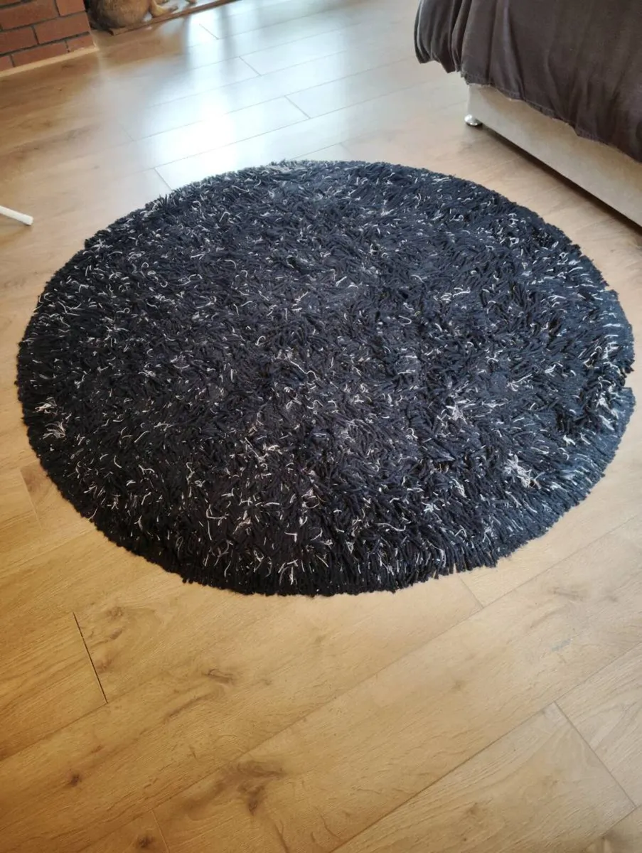 Rug. - Image 1