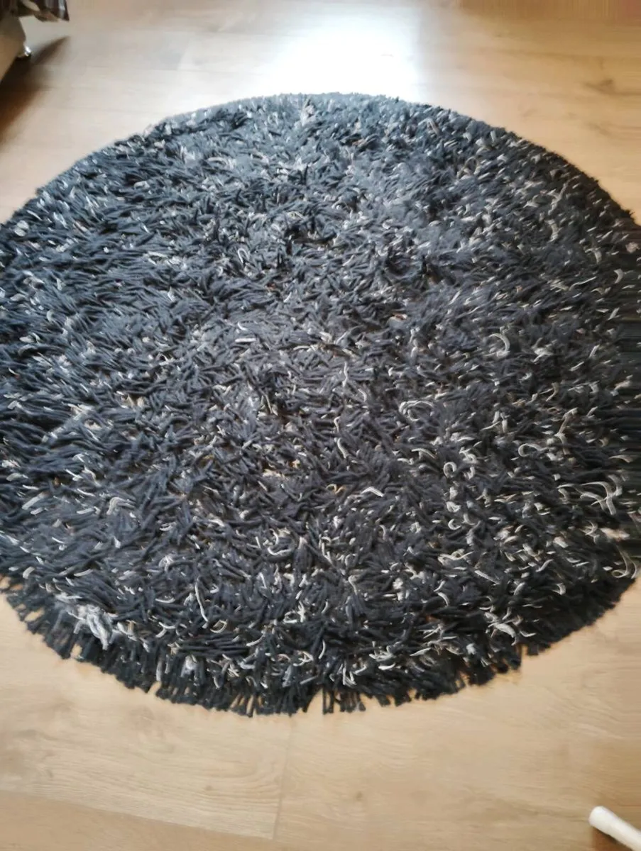 Rug. - Image 2