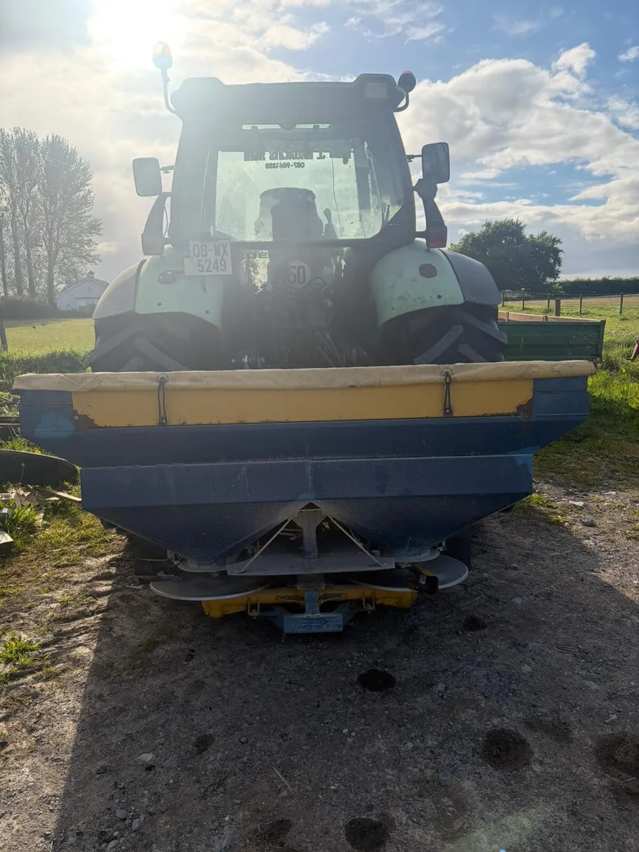 Fertilizer spreader - Image 1