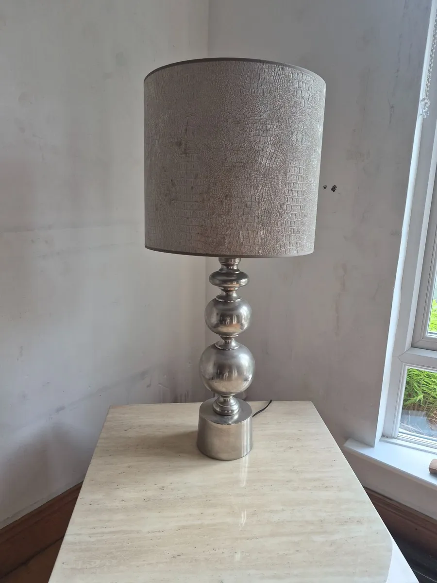 Beautiful marble table and lamp - Image 2