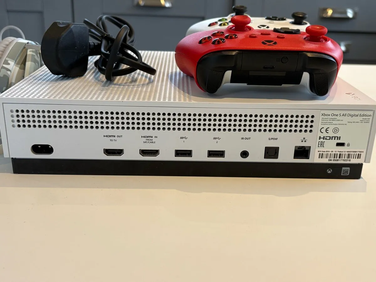 Xbox One S - Image 4