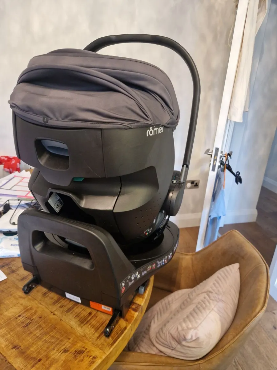 Britax Romer Swivel Spin Car Seat & Base - Image 3