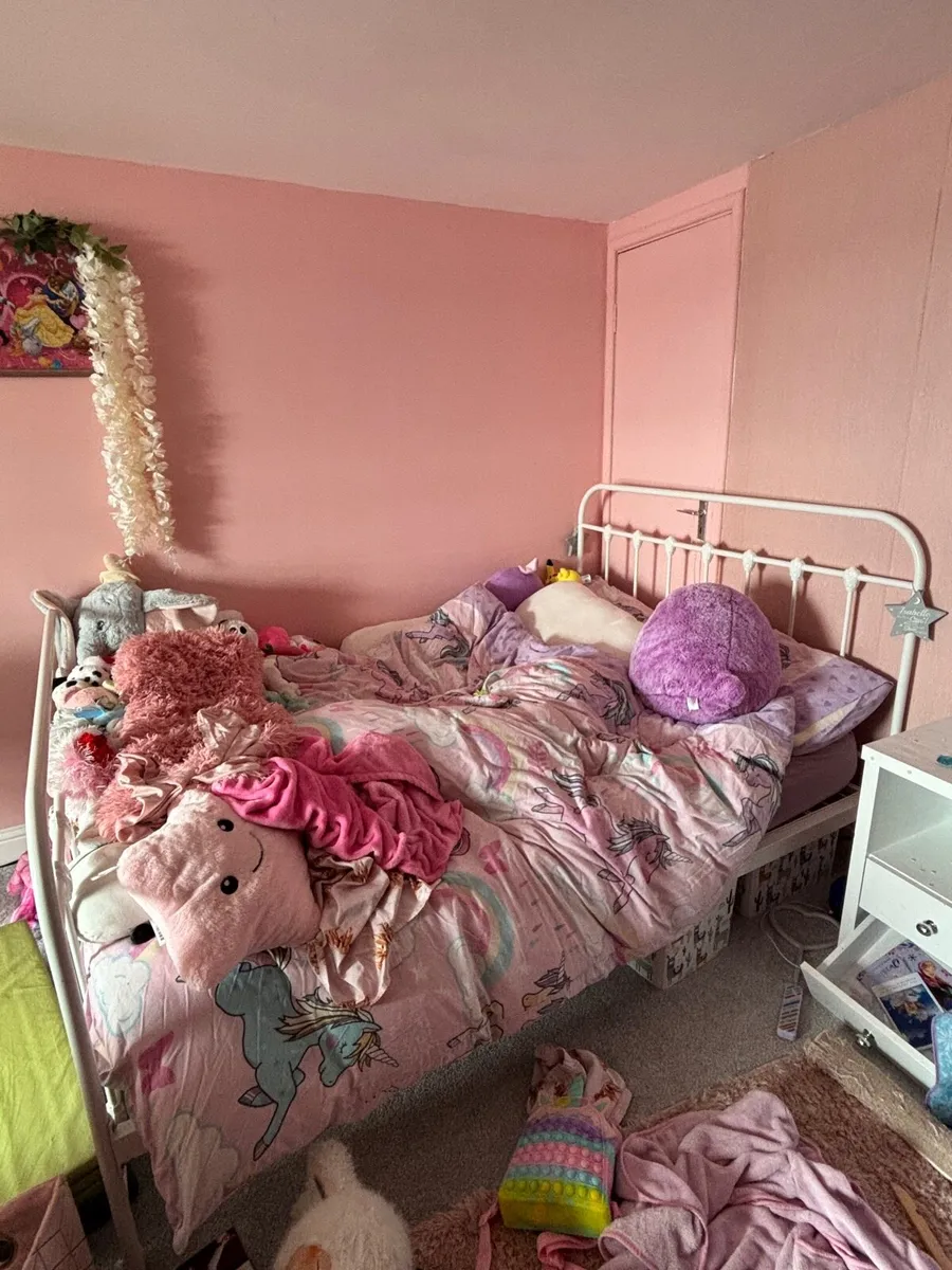 3 X Beds (1 Double, 1 Queen, 1 Single) - Image 3