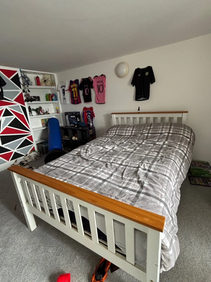 3 X Beds (1 Double, 1 Queen, 1 Single) - Image 1