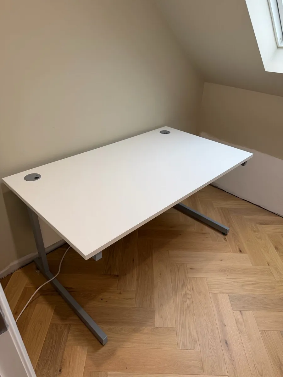 Office desk - FREE swivel chair