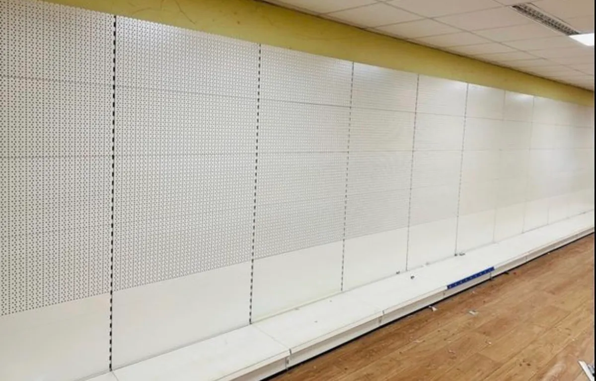 10 METER / 30FT SHOP DISPLAY PEGBOARD - Image 1