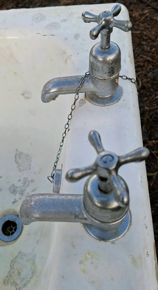 Cast iron bath tub - Image 2