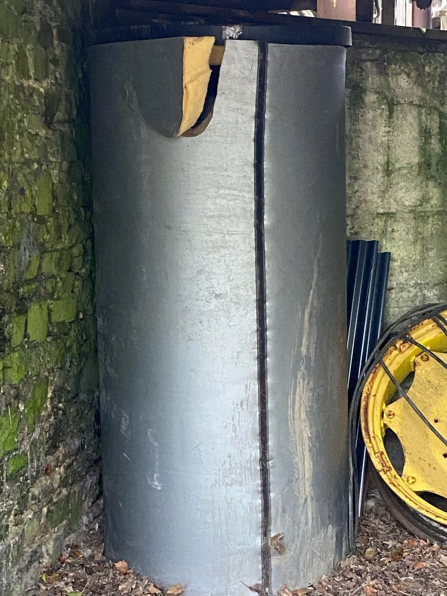 Hot water tank - Image 1