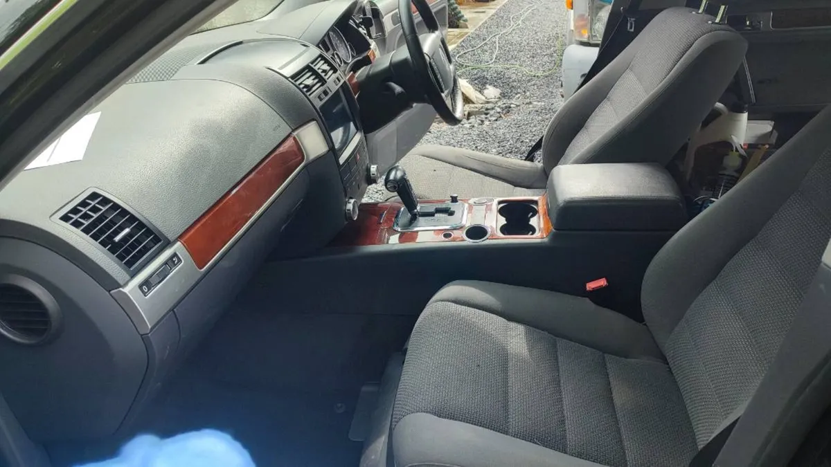 07 VW Touareg 3.0 V6 TDI 2 seat commercial - Image 3