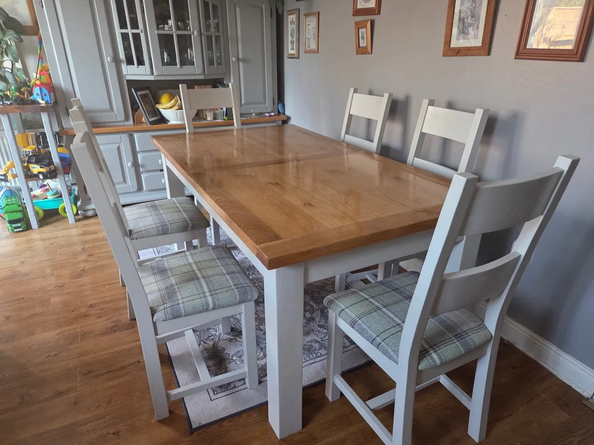 Table and chairs - Image 4
