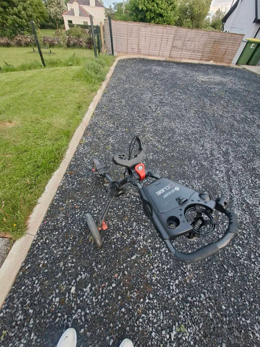 Motocaddy cube Golf trolley - Image 3