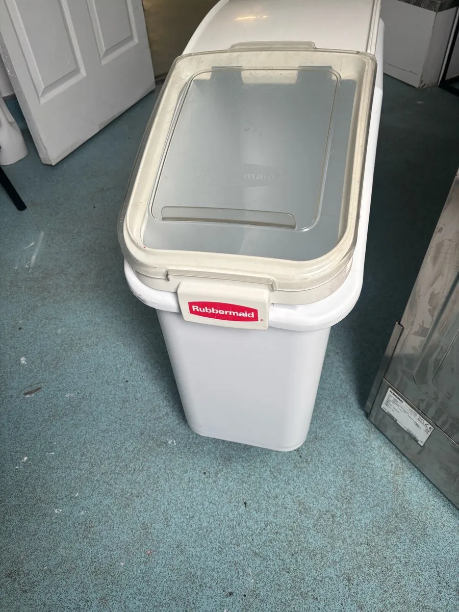 Rubber maid flour bin - Image 2