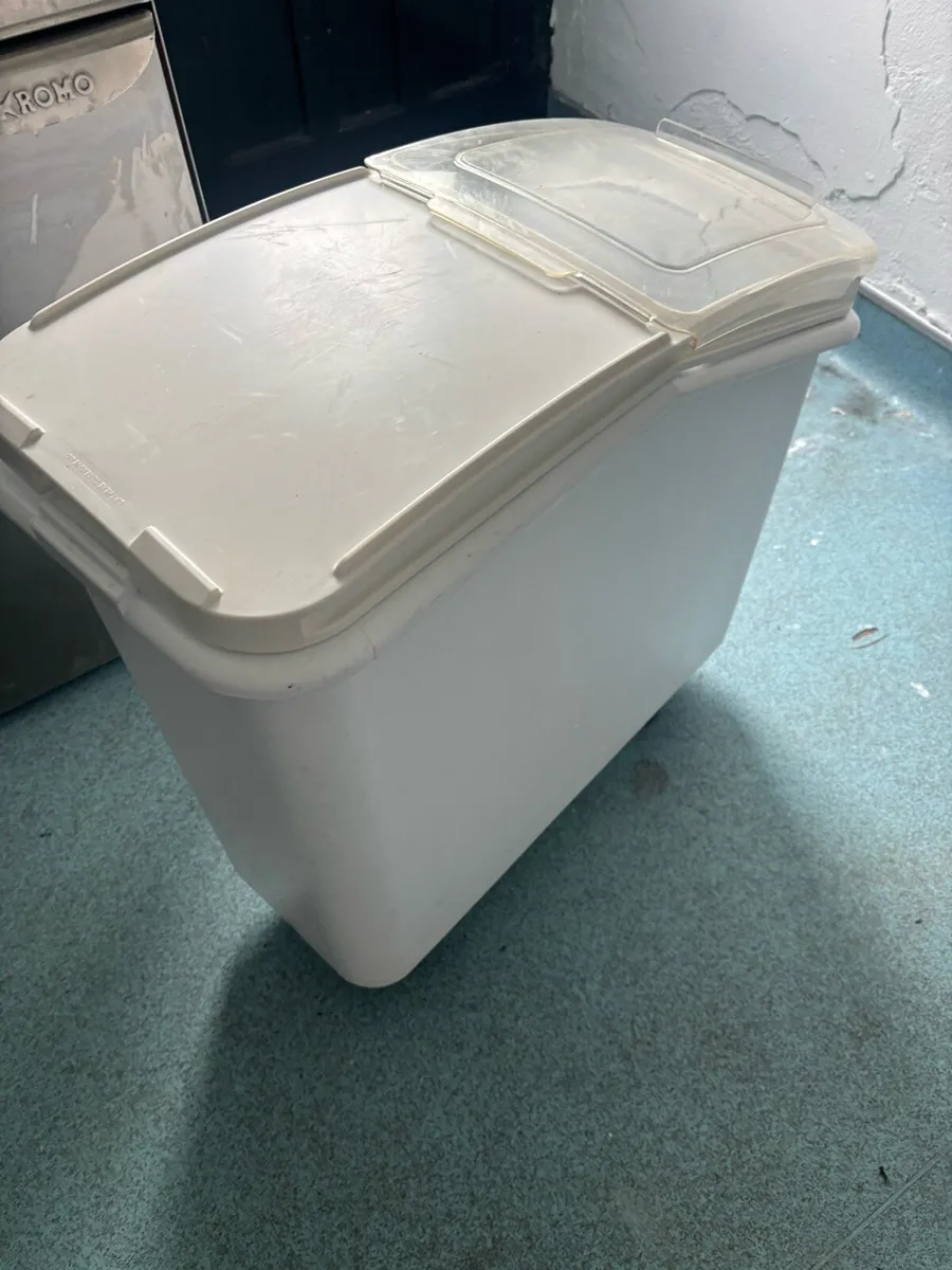 Rubber maid flour bin - Image 1