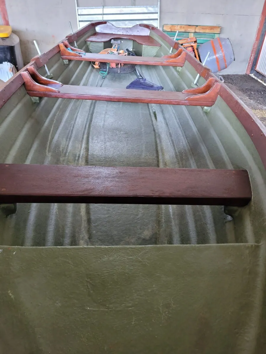 Lake boat engine and trailer - Image 1