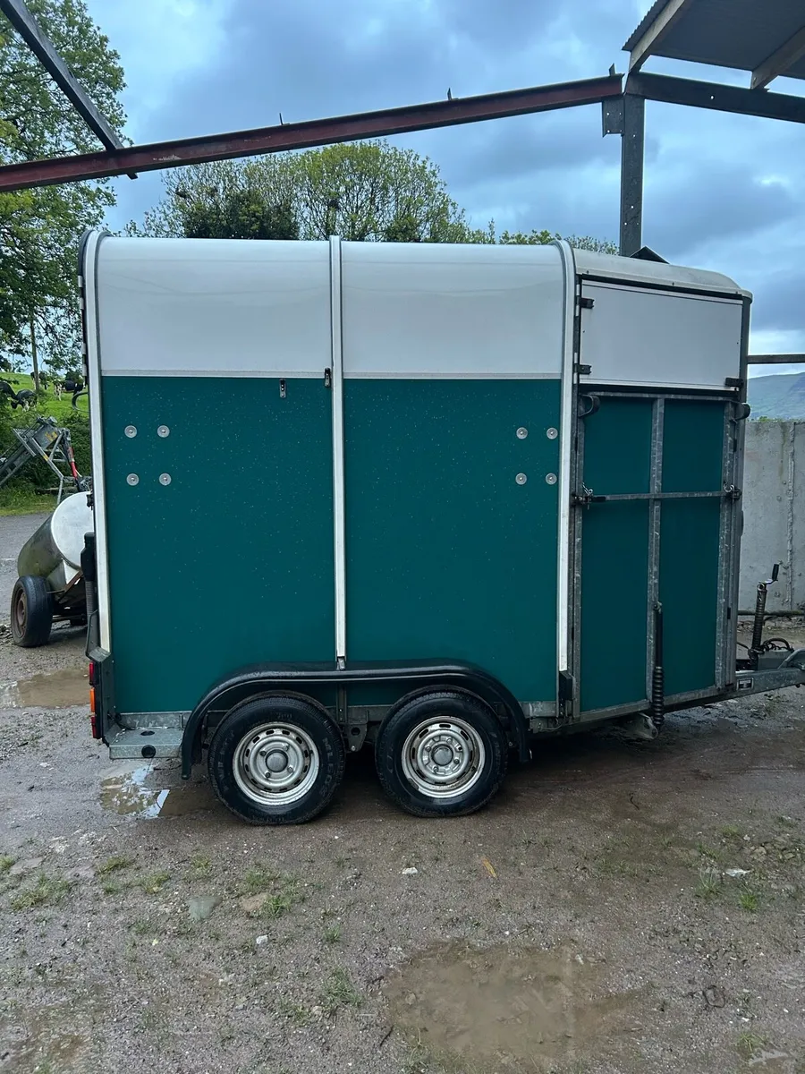 Horse box - Image 1