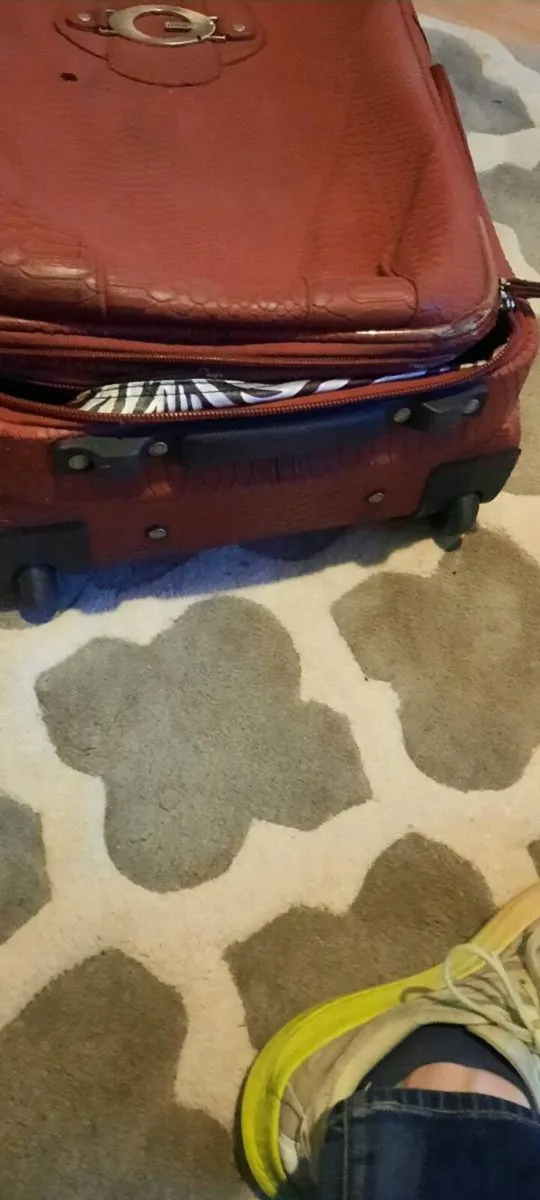 Suitcase and matching overnight bag - Image 2
