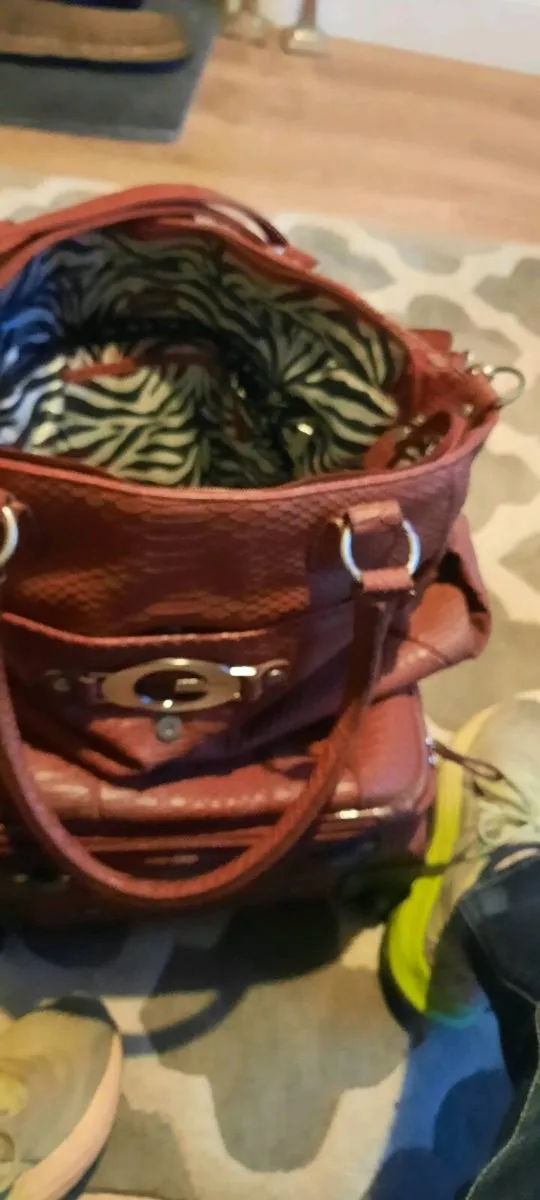 Suitcase and matching overnight bag - Image 3