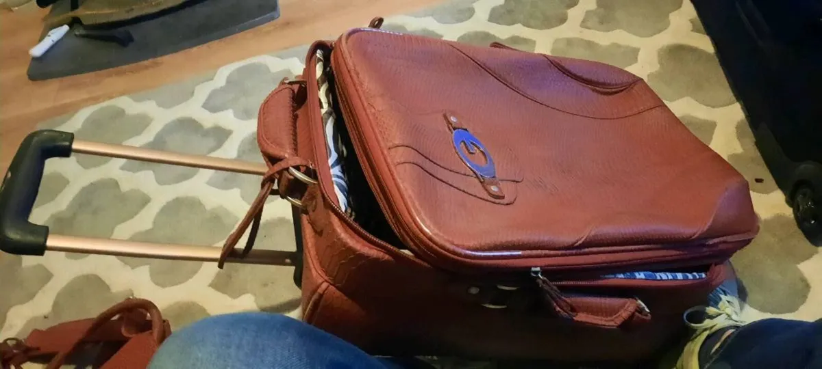 Suitcase and matching overnight bag - Image 4