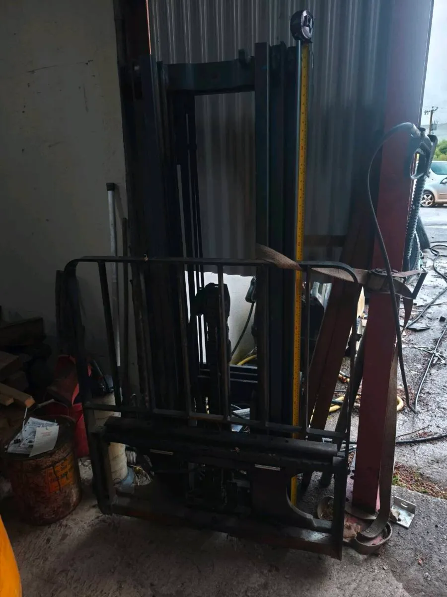 Forklift mast - Image 1