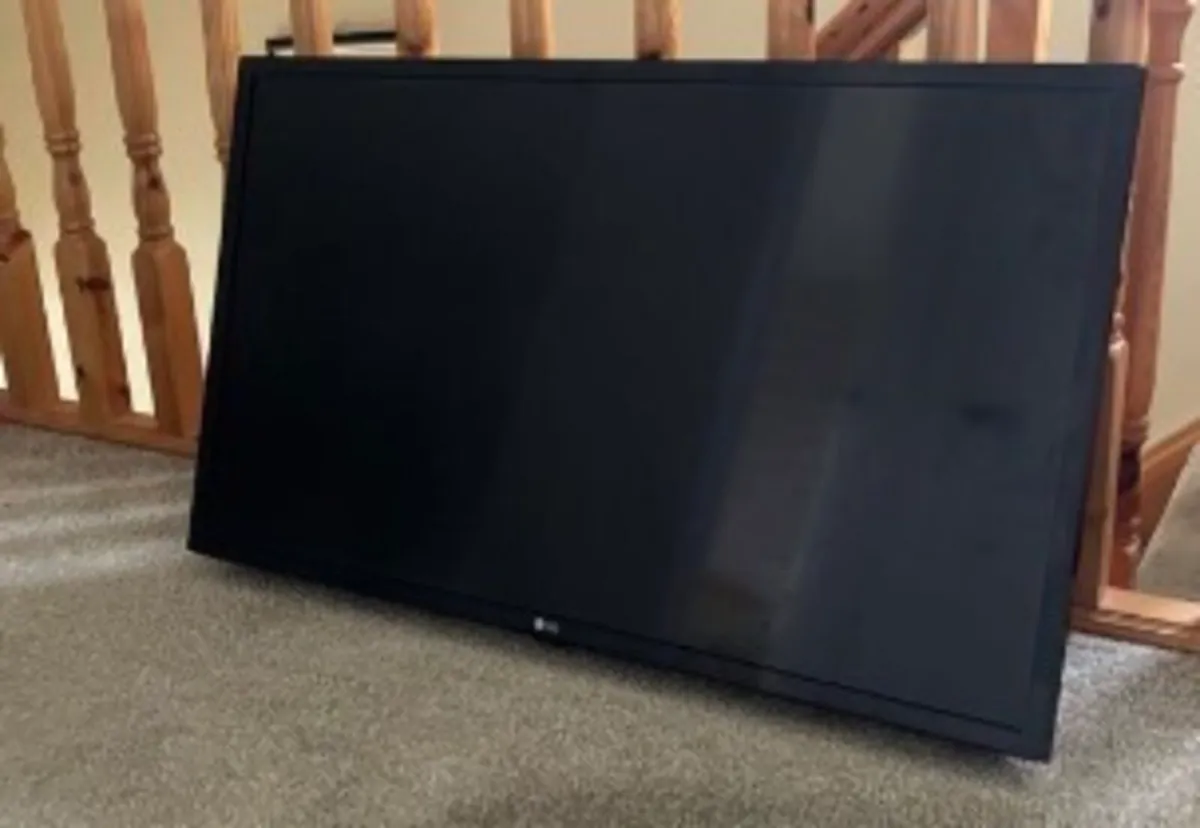 LG  32" Smart HD TV