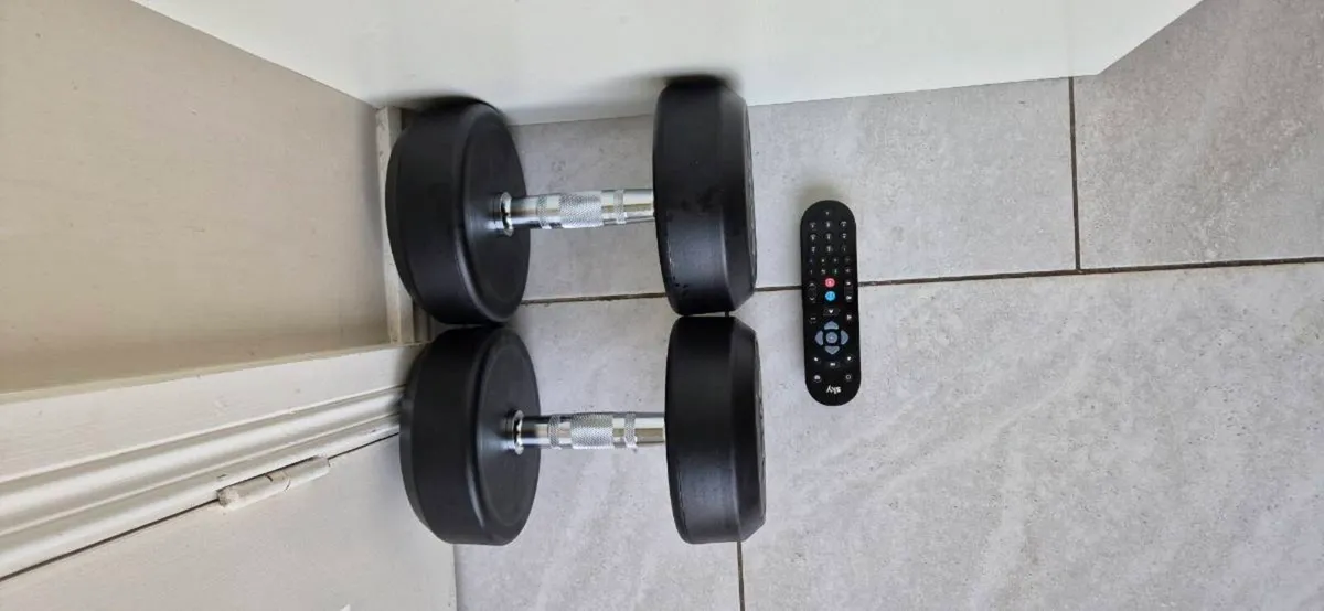 Brand new 2x20 kilo rubber coated dumbbell set - Image 4