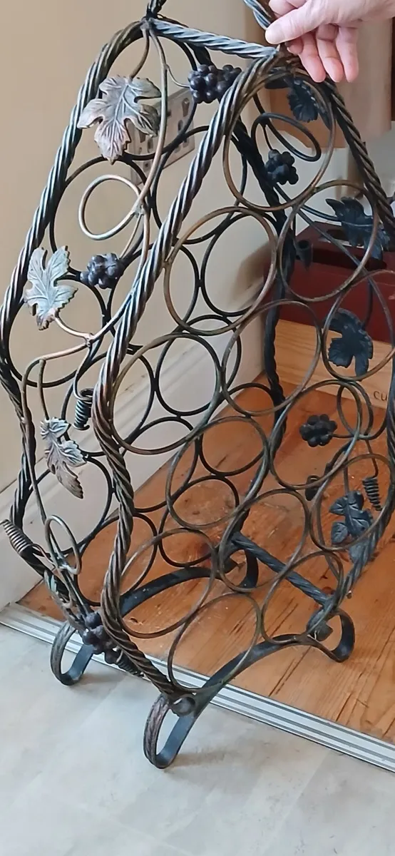 Dercorative corded metal wine racks-holds 13 bots