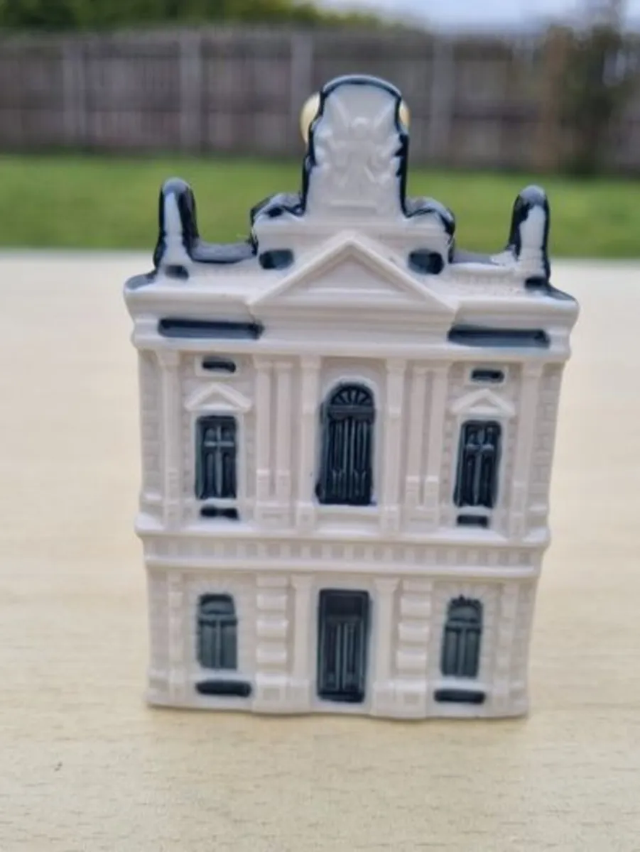KLM ceramic house no. 86 - Image 1