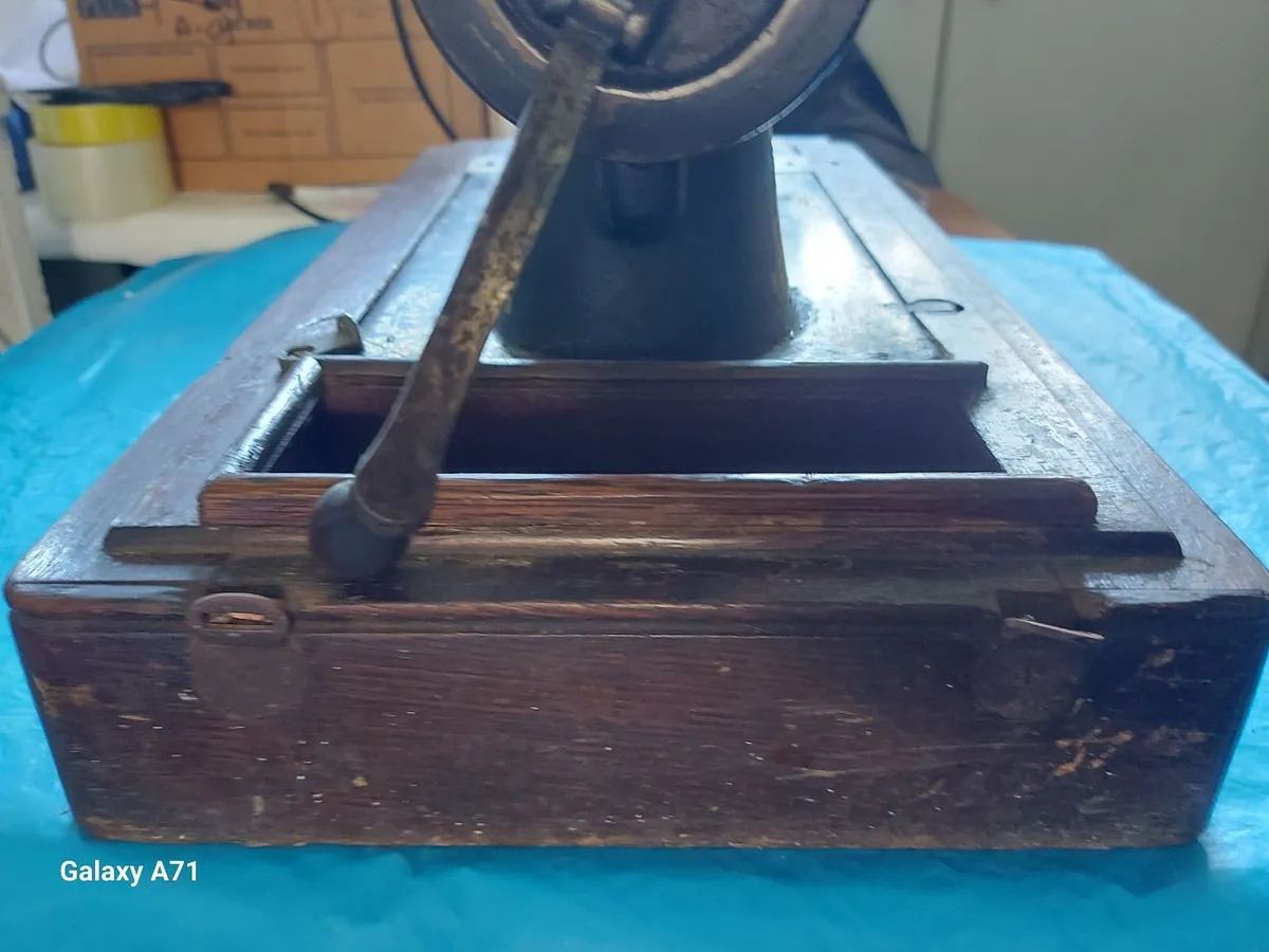 Singer Sewing Machine - Image 4
