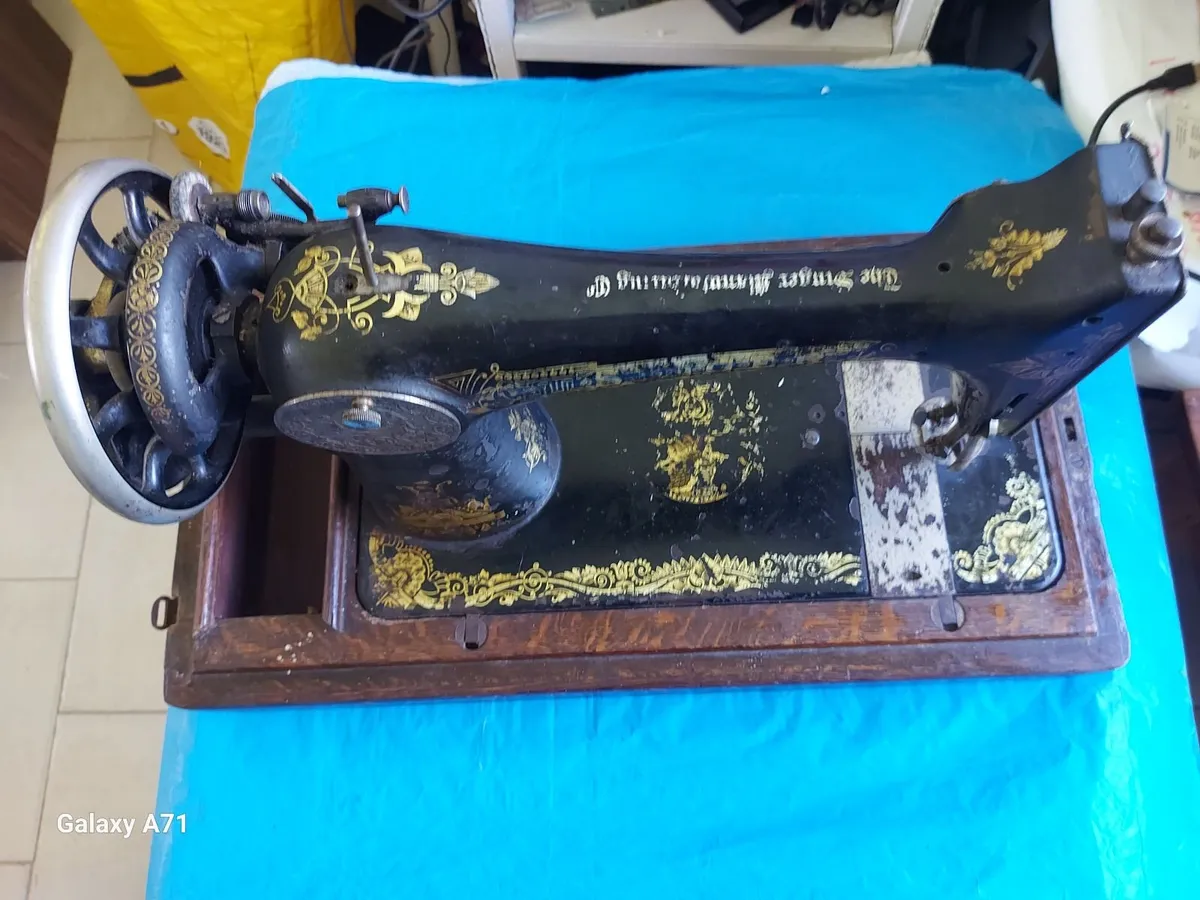 Singer Sewing Machine - Image 2