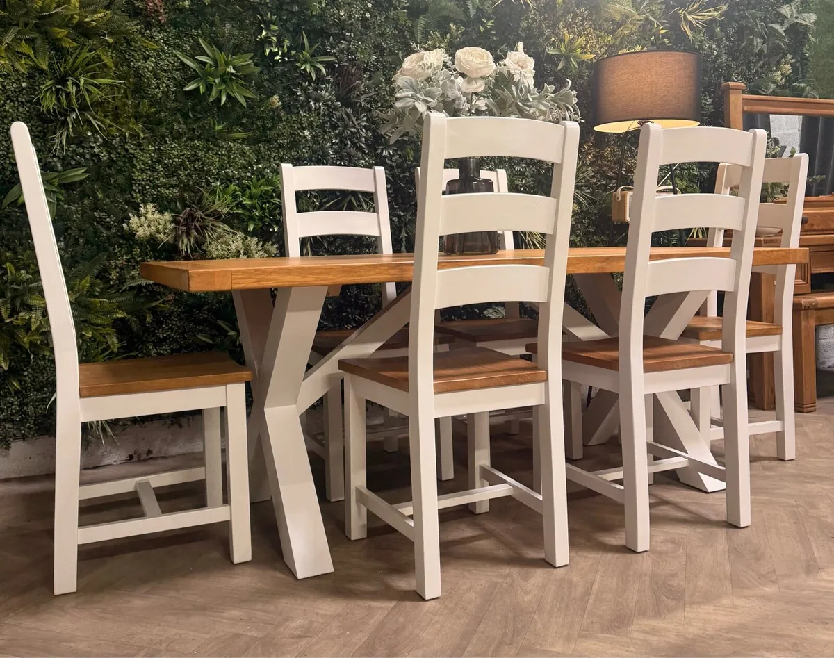 Oak kitchen table & 6 chairs - Image 1