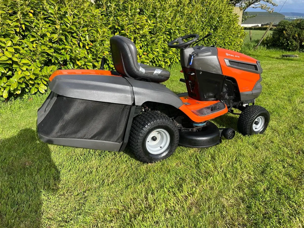 Husqvarna 22hp hydrostatic ride on lawnmower - Image 4