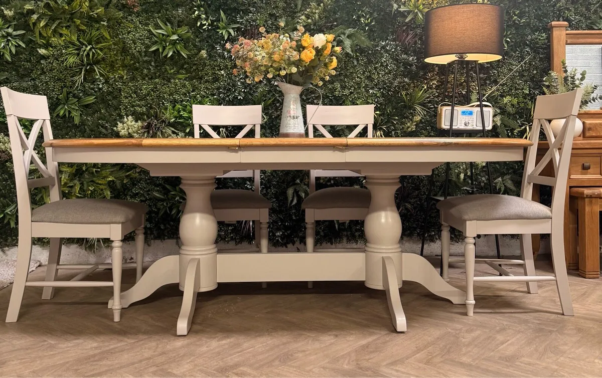Extending oak kitchen table & 6 chairs - Image 2