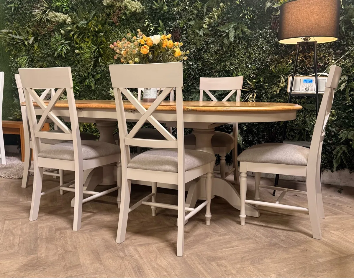 Extending oak kitchen table & 6 chairs - Image 3