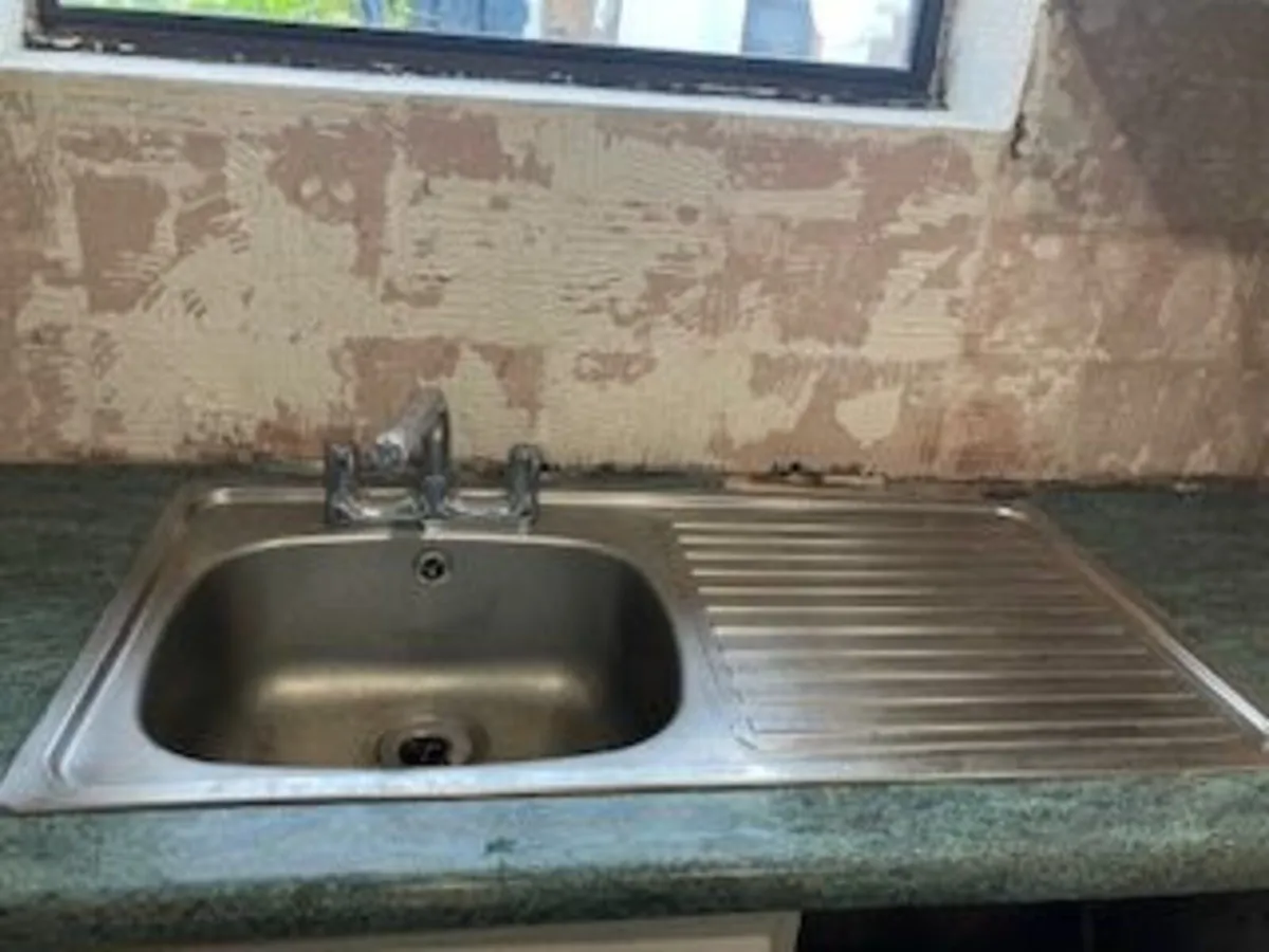 Bathroom suite and kitchen sink - Image 1