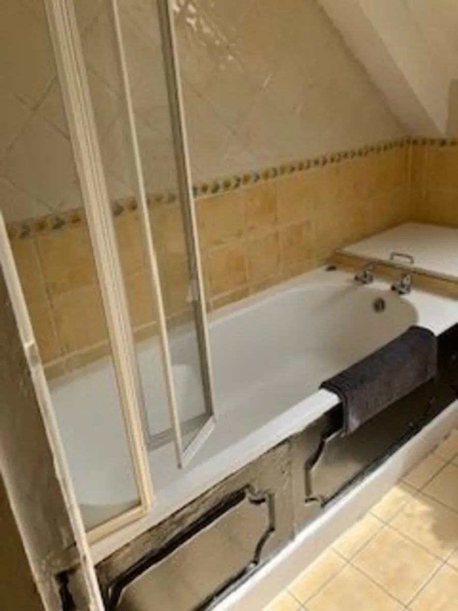 Bathroom suite and kitchen sink - Image 2