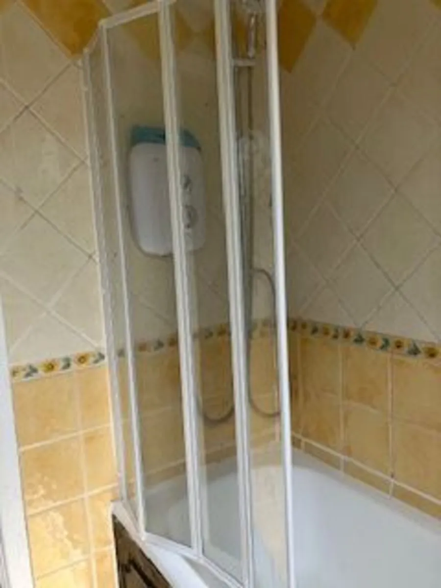 Bathroom suite and kitchen sink - Image 3