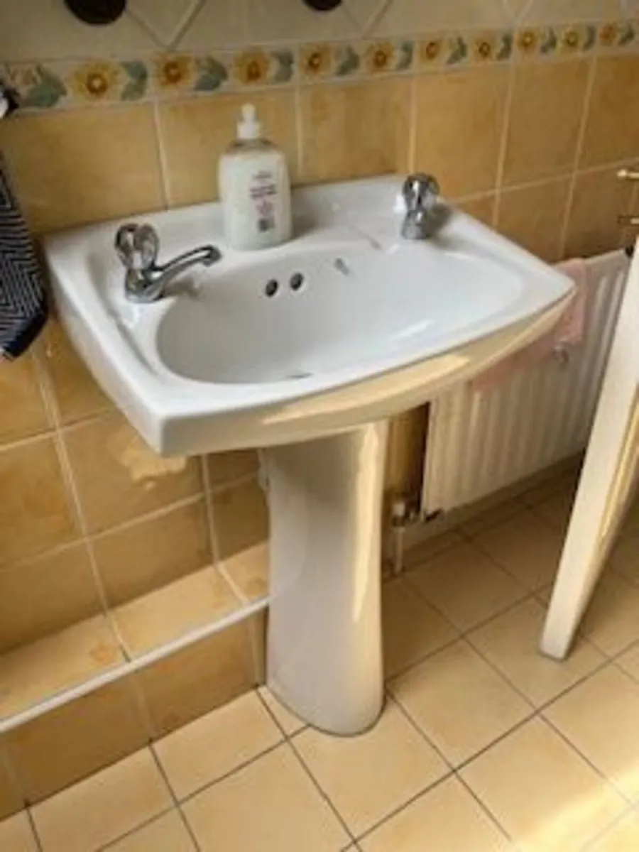 Bathroom suite and kitchen sink - Image 4