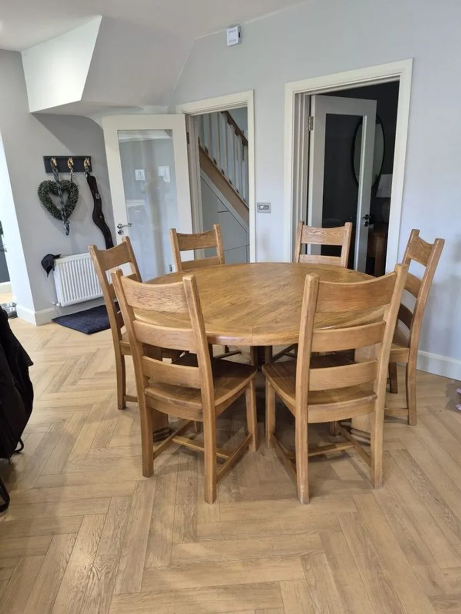 5ft Round Solid Oak Dining Table & 6 Solid Chairs - Image 2