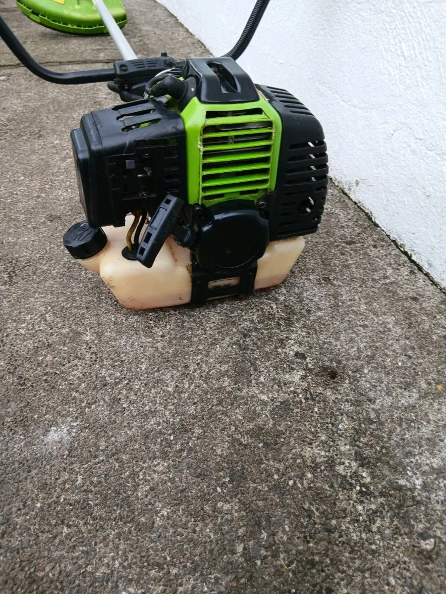 Petrol Strimmer with Bade For Sale - Image 4
