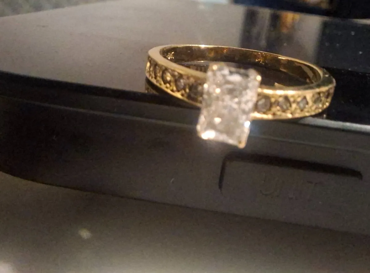 9ct engagement style ring - Image 1