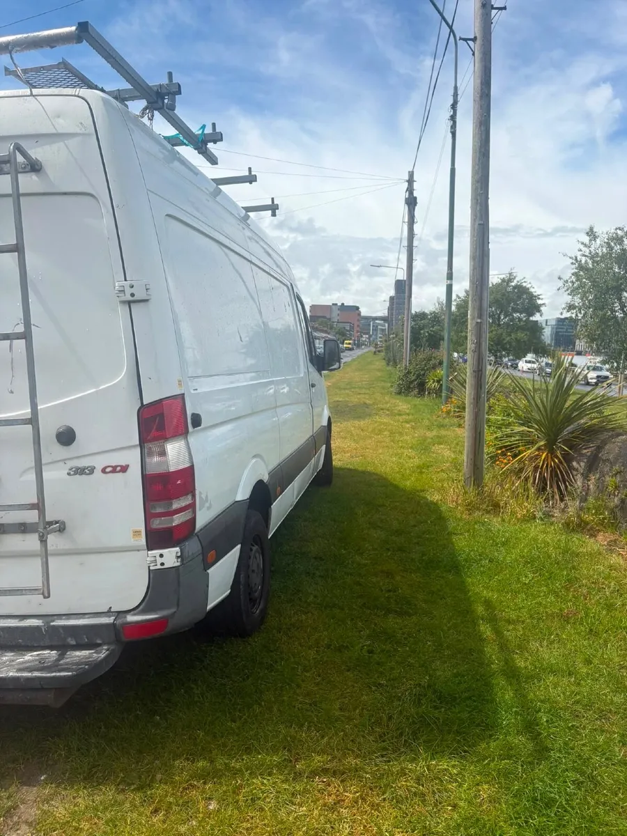 Van - Image 2