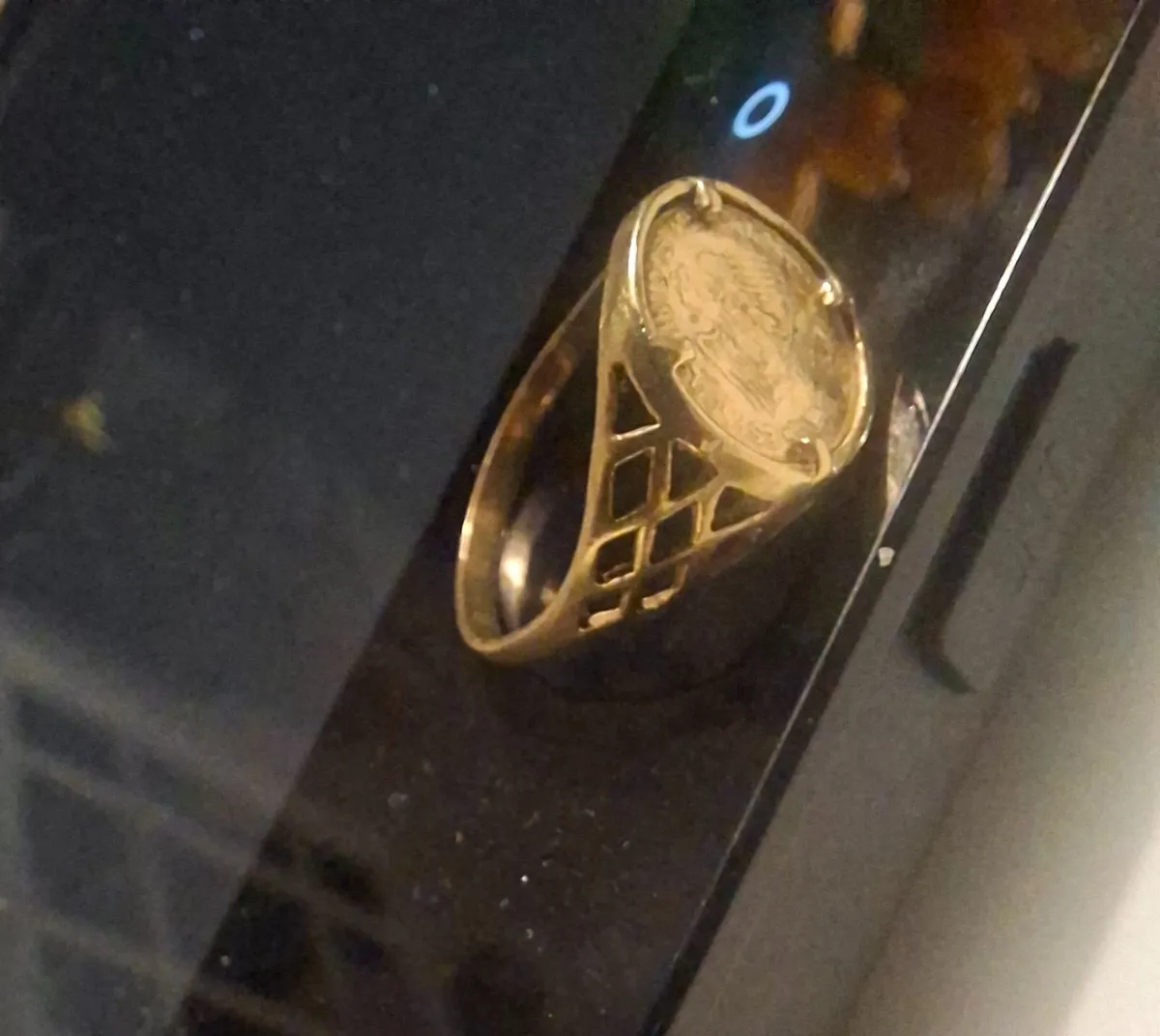 9ct ring with 22ct coin - Image 1