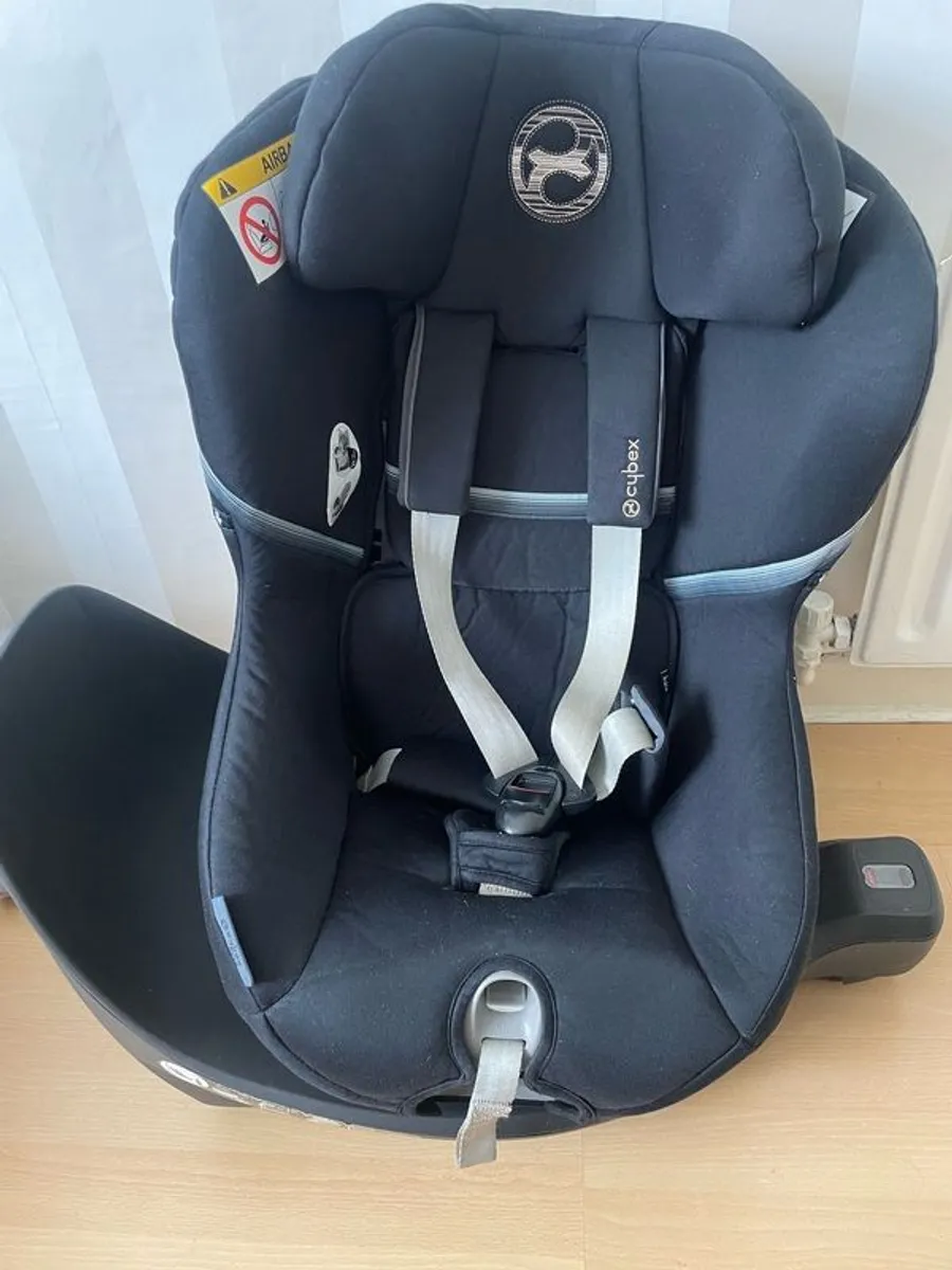 Cybex Swivel Car Seat with base age 0-4 years - Image 1