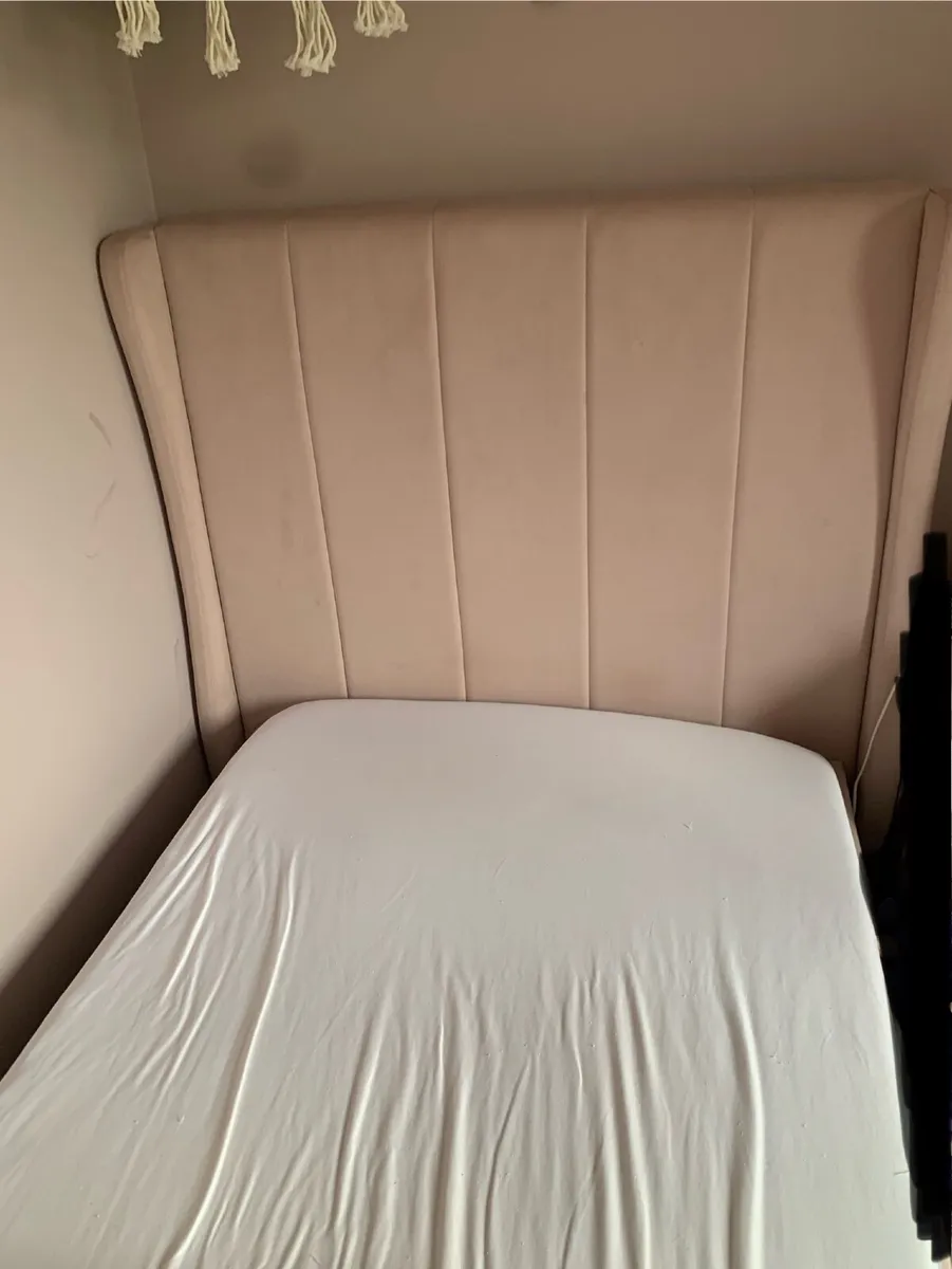 Bed frame - Image 1