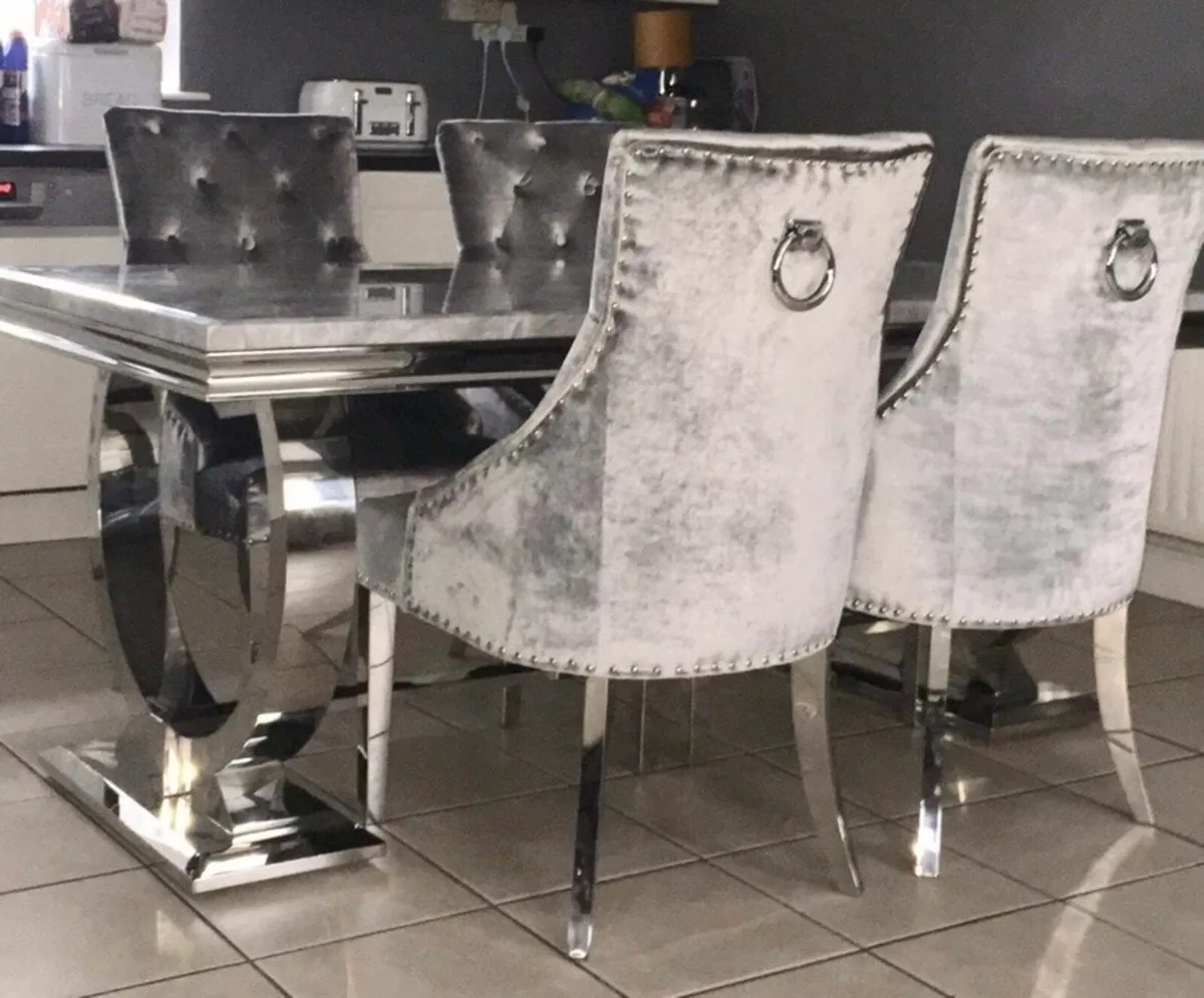 Stunning table a four matching chairs - Image 1