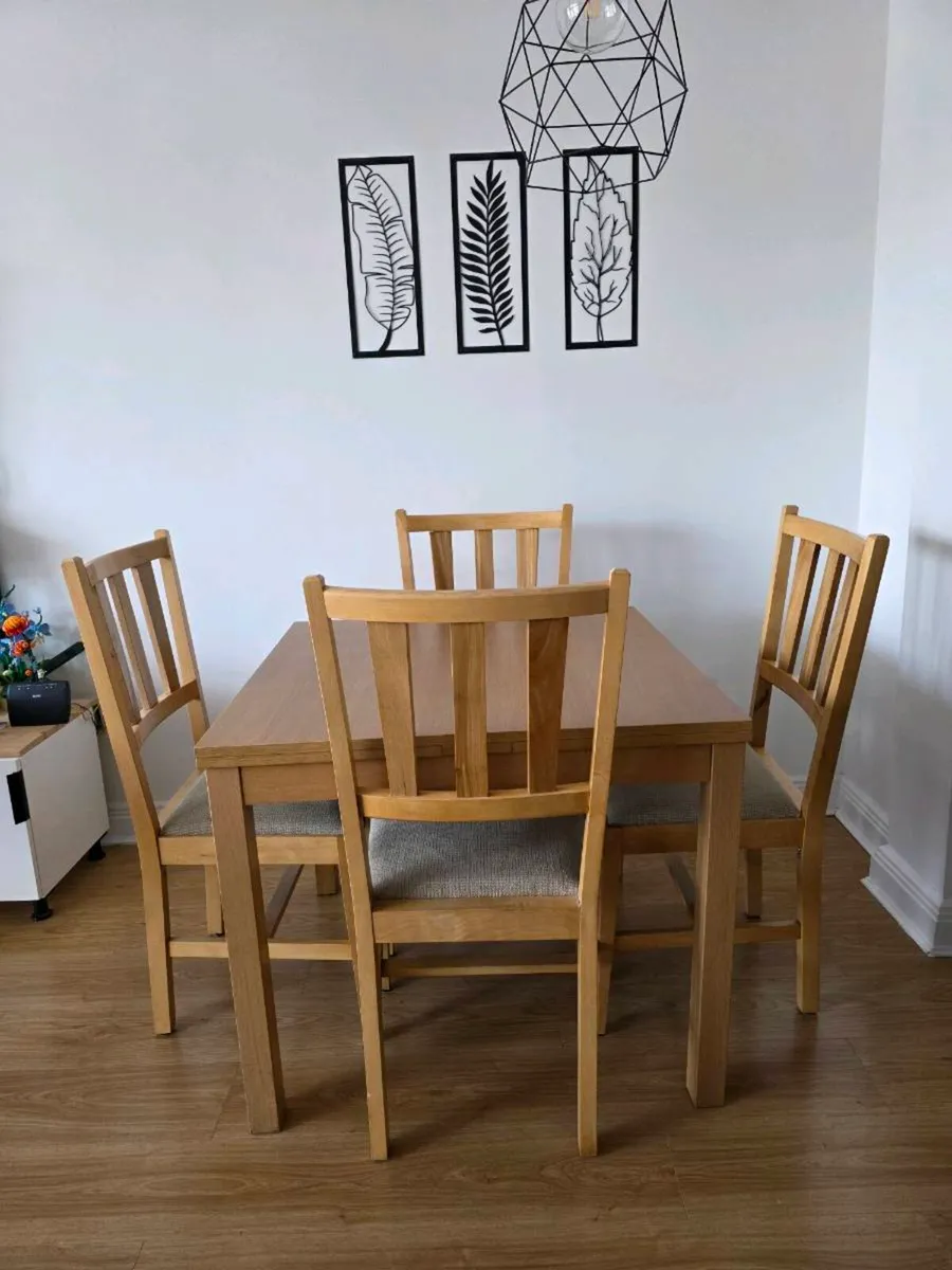 Extendable table and 4 oak wood chairs - Image 2