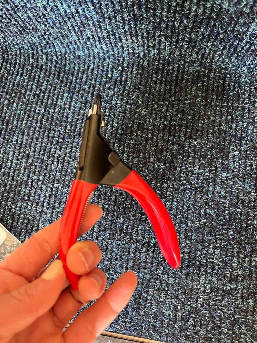 Nail clippers for a cat and litter scoops - Image 2