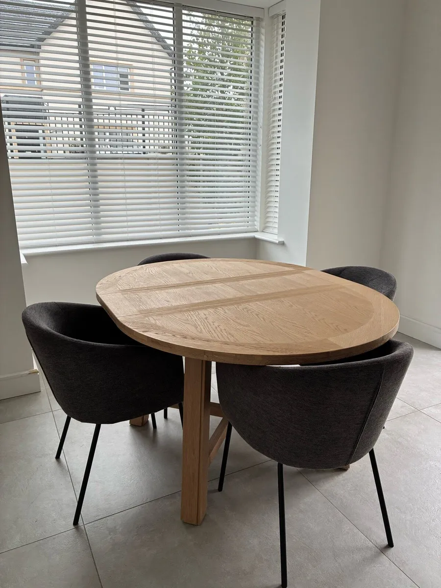 Extendable Round/Oval Oak Dining Table & 4 Chairs - Image 1