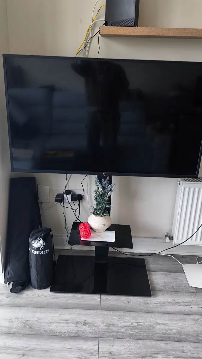 LG 50" Smart TV + Stand – Excellent Condition - Image 4