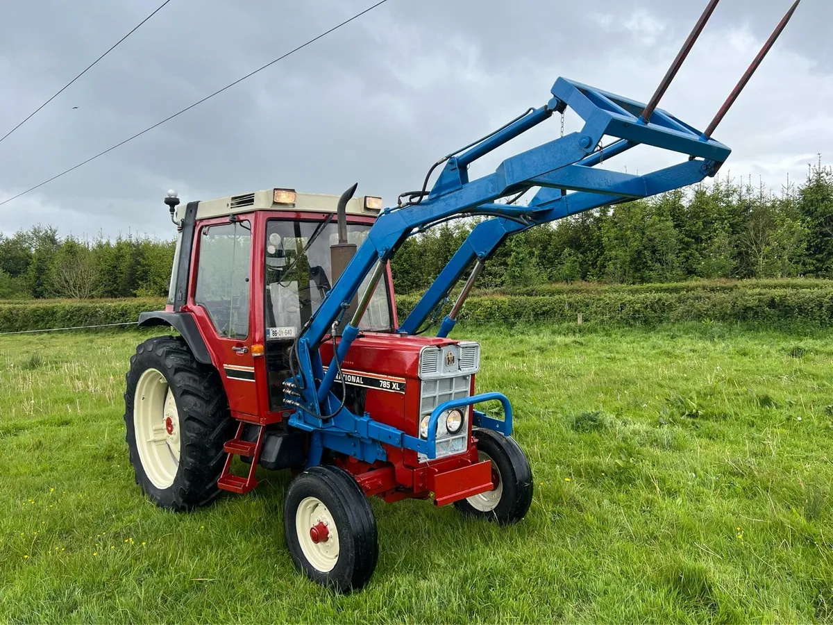 Case International 785 XL with loader and fork - Image 1